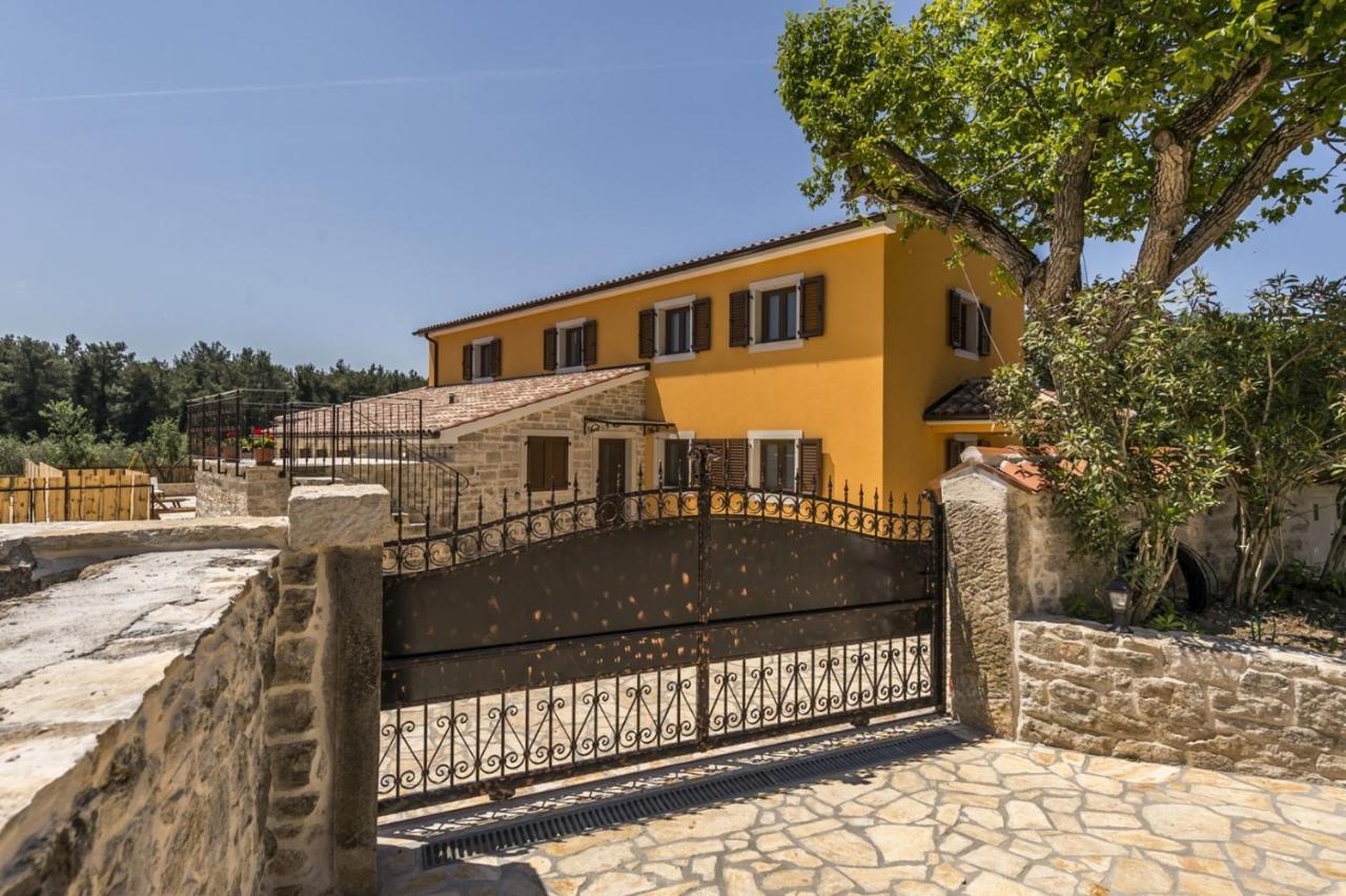 Spacious Four-Bedroom Villa Marija Klostar ภายนอก รูปภาพ